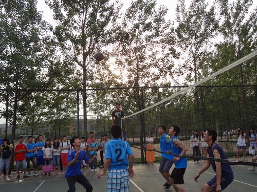西华大学男排冠亚之争：汽车VS电气2.jpg