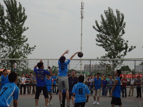 西华大学男排冠亚之争：汽车VS电气4.jpg