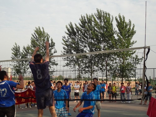 西华大学男排冠亚之争：汽车VS电气1.jpg